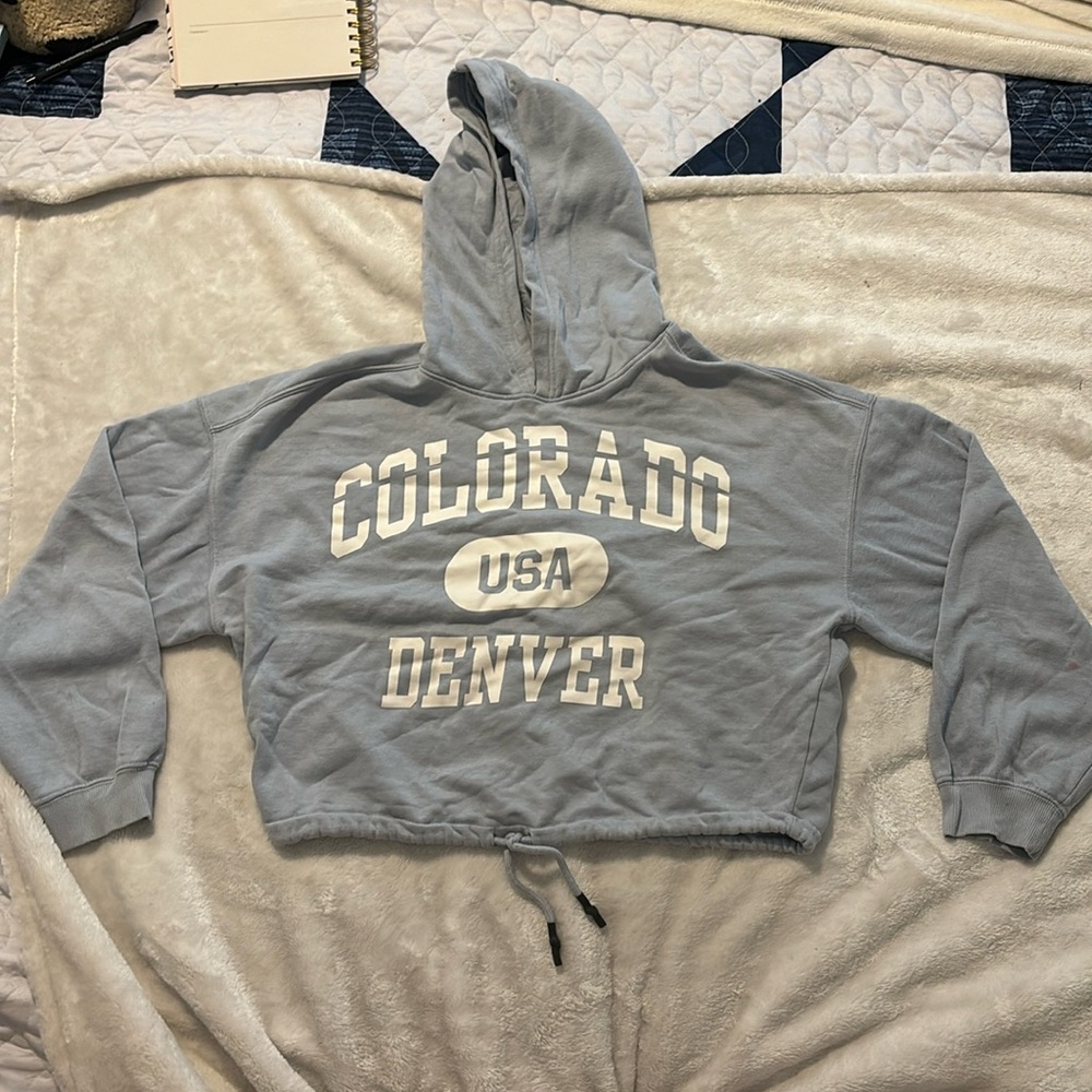 Cropped sweatshirt.